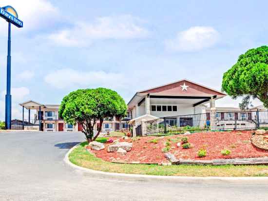 Days Inn by Wyndham Boerne Hotel Exterior