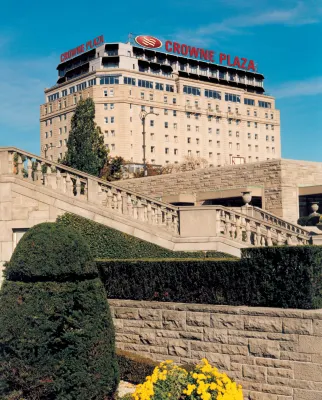 Crowne Plaza Niagara Falls-Fallsview Hotels near Hershey's Chocolate World