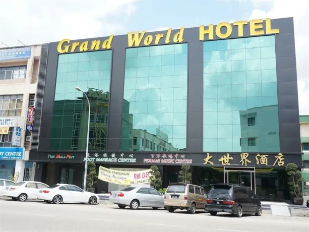 Capital O 91074 Grand World Hotel 