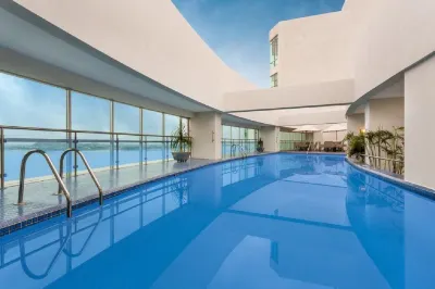 Wyndham Guayaquil Puerto Santa Ana Hoteles cerca de Plaza TÍA Bastión