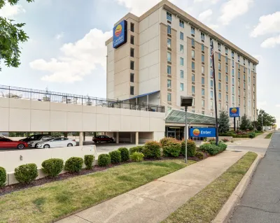 คอมฟอร์ต อินน์แอนด์สวีทส์ เพรสซิเดนเชียล โรงแรมใกล้John Brown University Little Rock Center