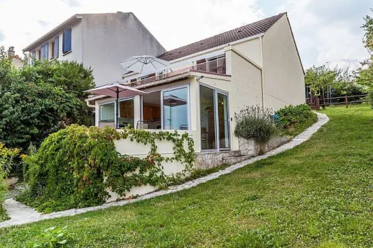 Villa House with Panoramic View on Paris Hotels near Foch Hospital