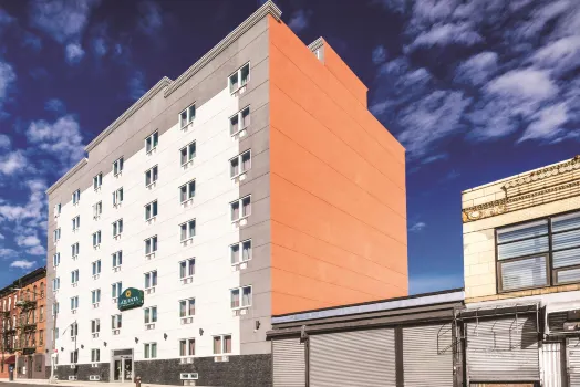 La Quinta Inn & Suites by Wyndham Brooklyn Central Hotels near Brooklyn Museum