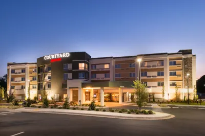 Courtyard Hot Springs Hotels near Garvan Woodland Gardens