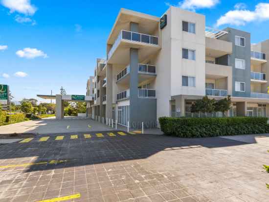 Quality Suites Pioneer Sands Hotel Exterior