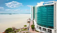 Wyndham Guayaquil Puerto Santa Ana Hoteles cerca de Plaza TÍA Bastión