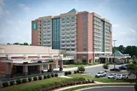 Embassy Suites by Hilton Charlotte Concord Golf Resort & Spa فنادق في كونكورد