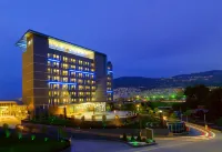 Aloft Bursa Hotel Отели рядом с достопримечательностью «Akinci Turk Ihsan Dikmen Ilkogretim Okulu»