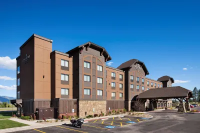 Glacier International Lodge Hotel in zona J & L Snowmobile Rentals