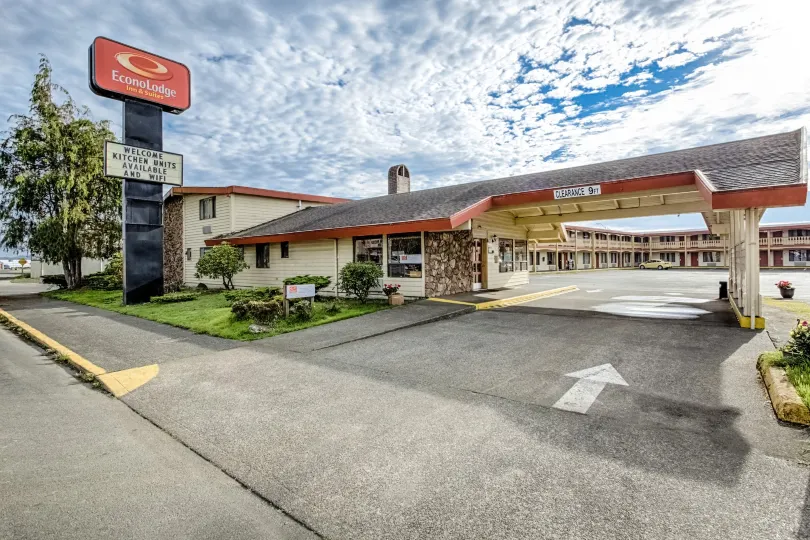 Econo Lodge Inn & Suites