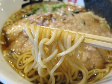 麺屋あごすけ 醤油背脂豚麺 麺アップ