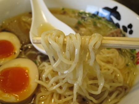 麺屋あごすけ 旨塩鶏麺（塩らーめん） 味付けたまごトッピング 麺アップ