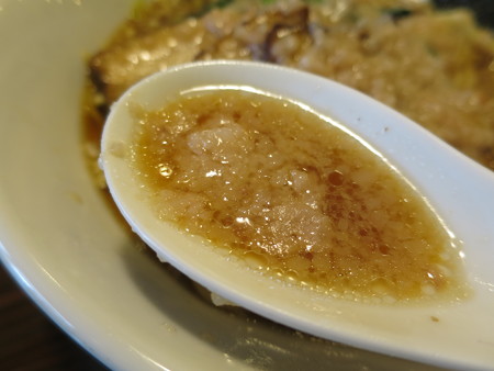 麺屋あごすけ 醤油背脂豚麺 背脂アップ