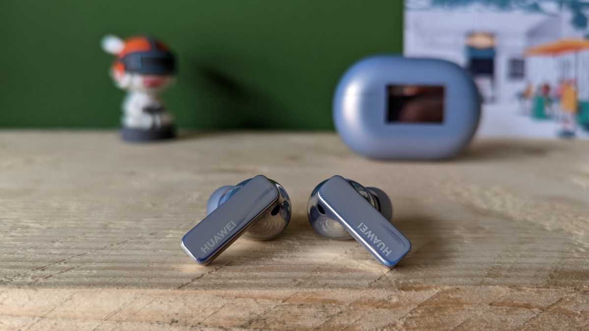 Earbuds cubid design