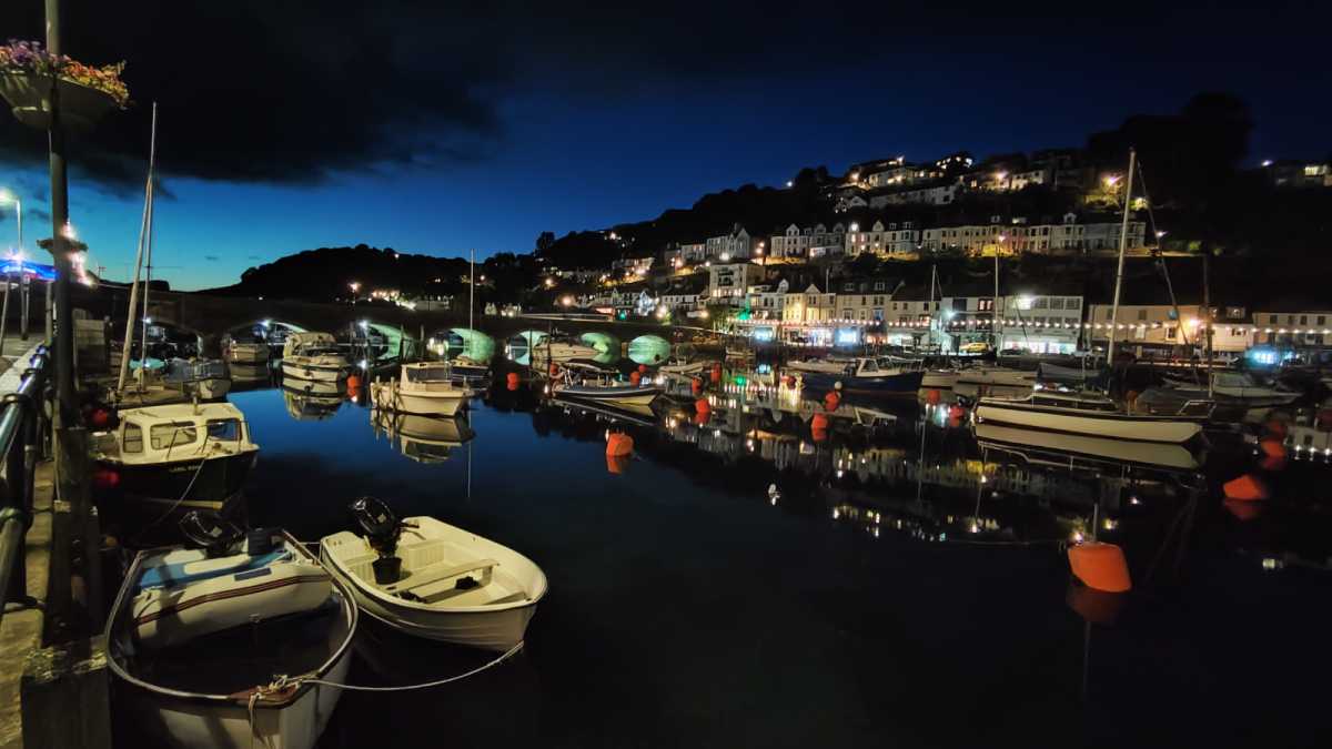 Picture of harbour at night taken by Xiaomi 12 Lite