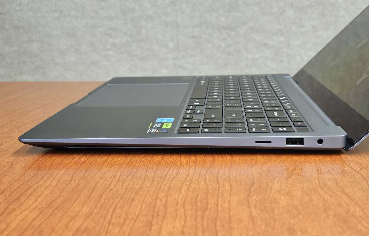 Samsung Galaxy Book4 Ultra right side