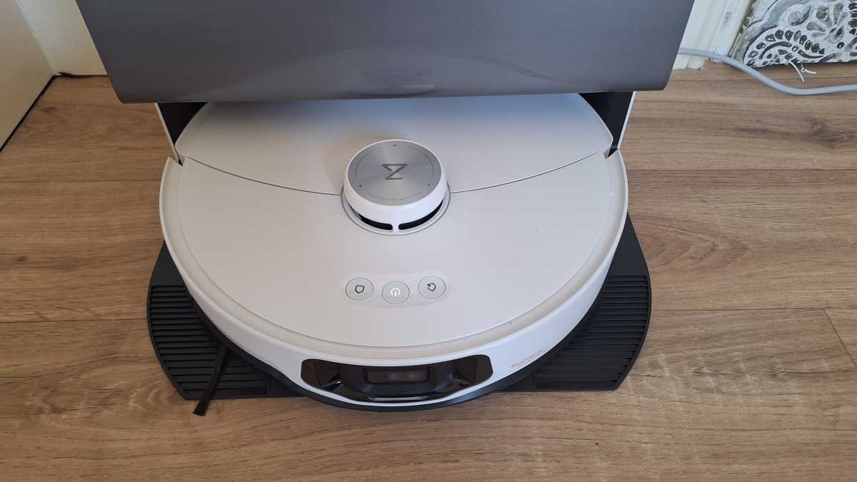 A top view of the Roborock S8 MaxV Ultra robot vac and mop.