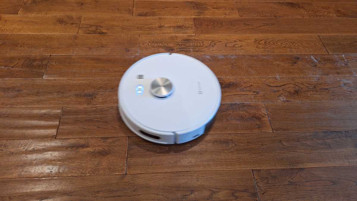 A close up of the EzViz RE5 Plus Robot Vacuum and Mop flour test fourth pass