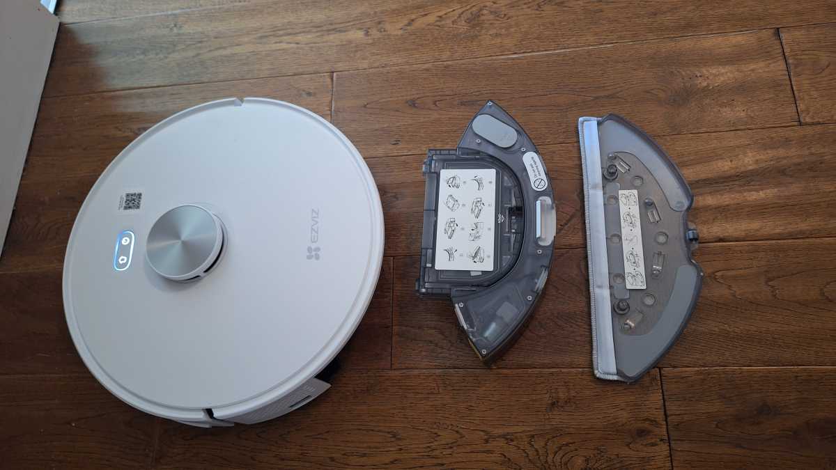 A top view of the EzViz RE5 Plus Robot Vacuum and Mop mopping tank and plate