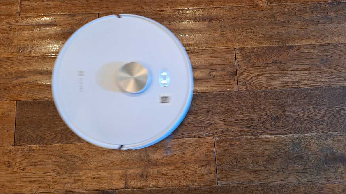 A top view of the EzViz RE5 Plus Robot Vacuum and Mop mopping in action.