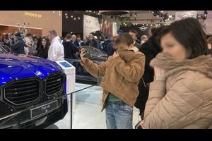 環境活動家団体がモーターショーに潜り込みBMW XMを悪臭まみれにしてしまう