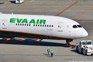 No.4031EVA AIRのBoeing 787-10が母国へ戻るためのプッシュバックが始まりました。そして海自護衛艦...