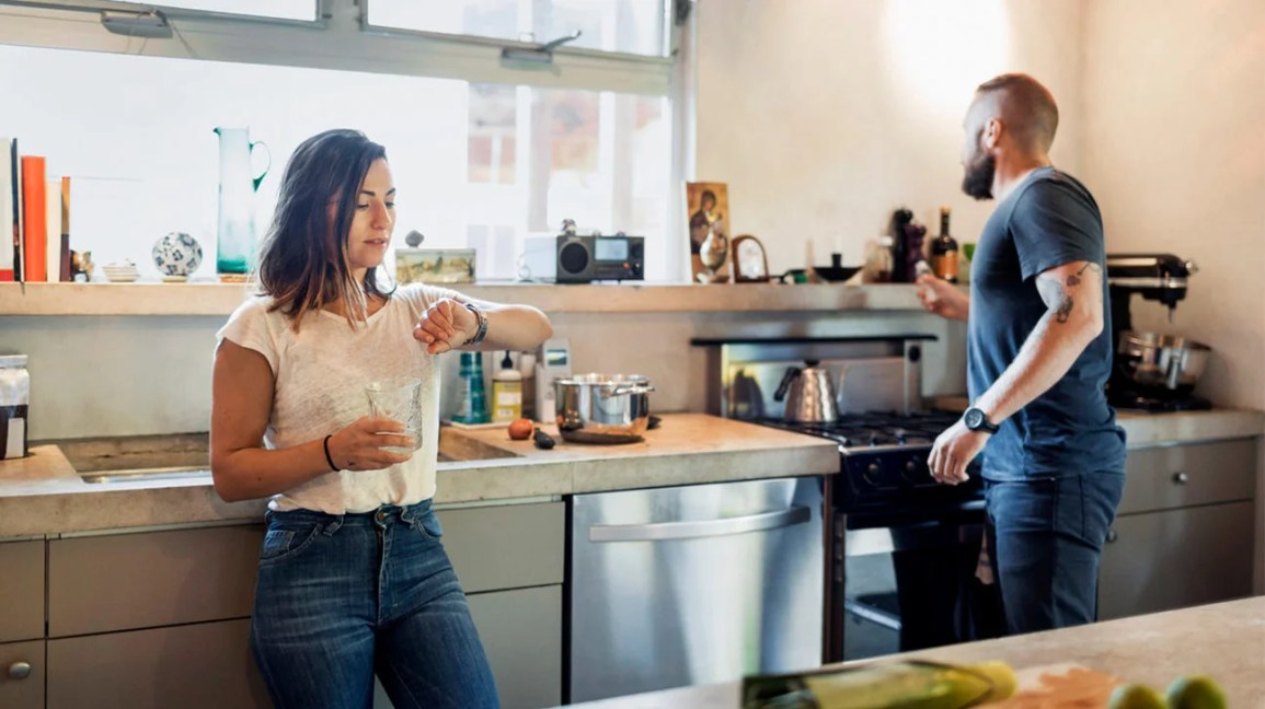 Couple in a kitchen practicing intermittent fasting