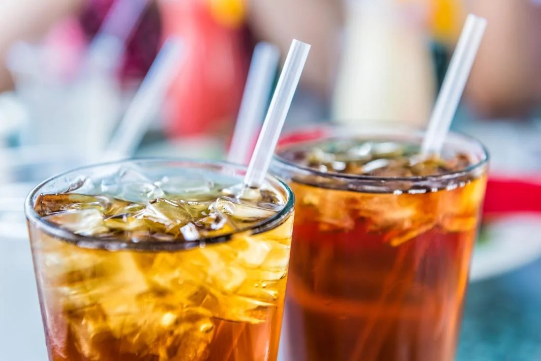 drinks-of-ice-tea-or-soda-cola-in-glasses-with-straws