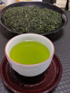 カテキン類を多く含む緑茶と茶葉