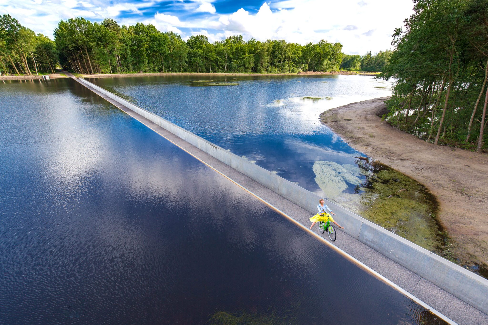 fietsen door het water en de boomtoppen