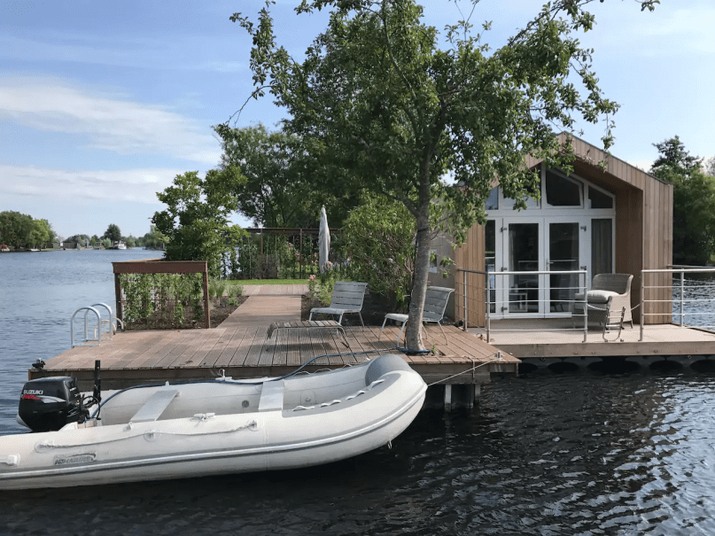 Met een nachtje in één van deze huisjes ervaar je het leven aan het water op zijn mooist....