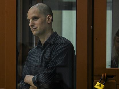 El corresponsal del ‘Wall Street Journal’ en Moscú, Evan Gershkovich, este miércoles durante su juicio por espionaje en Ekaterinburgo, en Rusia.