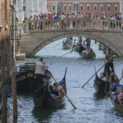 Los gondoleros avanzan lentamente cerca del Puente de los Suspiros, cerca de la Plaza de San Marcos, en Venecia.