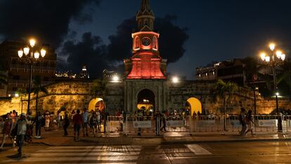 Cerco policial instalado para prohibir el trabajo sexual en la Torre del Reloj, en Cartagena, en febrero de 2024.