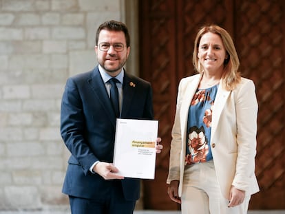El presidente de la Generalitat, Pere Aragonès, recibe de manos de la consellera de Economía y Hacienda, Natàlia Mas, la propuesta de "financiación singular" para Cataluña.