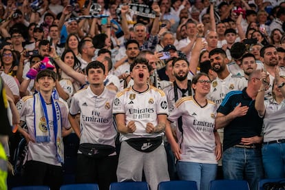 Aficionados del Real Madrid que han acudido al Santiago Bernabéu celebran el primer gol del su equipo.