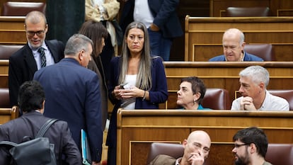 Miriam Nogueras, de pie en el centro de la imagen, durante una sesión en el Congreso de los Diputados.