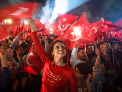 Los simpatizantes del Partido Republicano del Pueblo atienden al líder de la formación polícitca turca, Ekrem Imamoglu, tras su reelección como presidente de la Municipalidad Metropolitana de Estambul, este lunes.