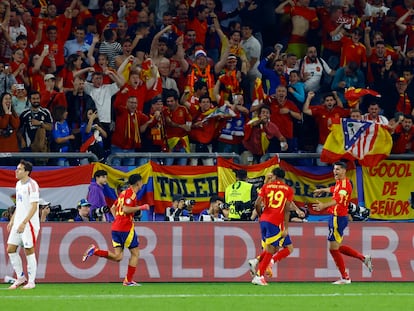 Jugadores de la selección española celebran un gol en propia puerta ante Italia.