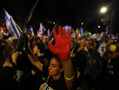 Manifestación de israelíes contra Netanyahu ante la residencia del primer ministro en Jerusalén.
