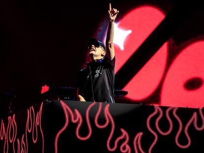 Bizarrap, durante su concierto de anoche en Madrid, en el Festival Coca-Cola Music Experience.