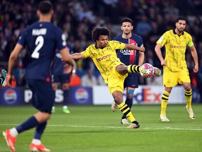 El jugador del Borussia Karim Adeyemi golpea el balón en el partido de semifinales contra el PSG.
