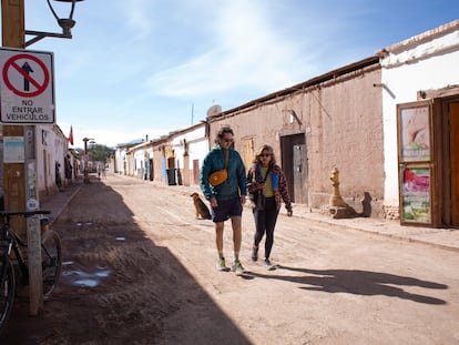 Turistas pasean por San Pedro de Atacama.