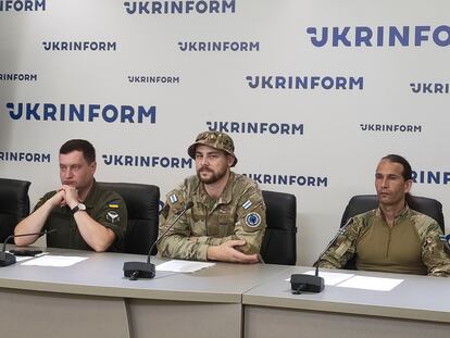 De izquierda a derecha, el portavoz de la inteligencia militar de Ucrania, Andrii Yusov, el exmarino ruso Goga, y el portavoz de la Legión Libertad para Rusia, Maximilian Andrónikov, este miércoles en Kiev.
