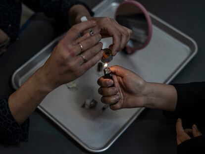 Una mujer prepara una dosis de heroína en Tijuana (Estado de Baja California), en mayo de 2023.