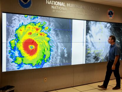 John Cangialosi, especialista principal en huracanes del Centro Nacional de Huracanes, inspecciona una imagen satelital del huracán Beryl.