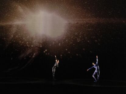 Los bailarínes Winnie Asawakanjanakit y Chia-Yu Hsu durante el estreno de ' 'UniVerse: A Dark Crystal Odyssey' en Londres.