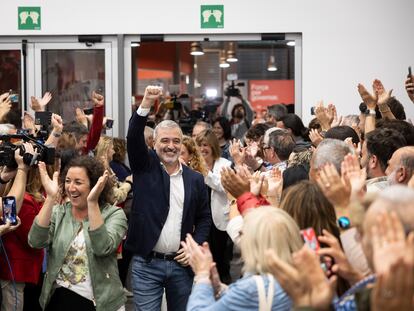 El alcalde de Barcelona, Jaume Collboni, durante la noche el electoral del 12-M, celebrando la victoria del PSC en la sede del partido.