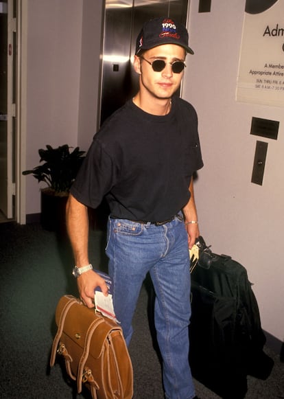 En los noventa, de hecho, algunas estrellas, como Jason Priestley, parecían nacidas para llevar un 'look' de aeropuerto. (Photo by Ron Galella/Ron Galella Collection via Getty Images)