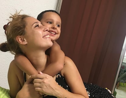 Laiz Moreno Farkas juega junto a su hijo Enzo, de cinco años.